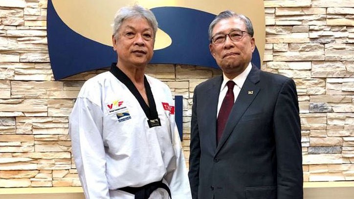Võ sư Trương Ngọc Để - Chủ tich VTF (trái) và tân Chủ tịch Kukkiwon, ông Choi Young-Ryul tại khóa thi lên đai. Ảnh:  Pháp luật Việt Nam.