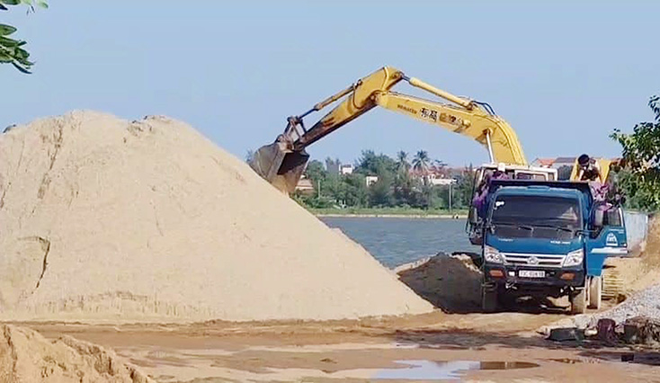 Bãi tập kết cát, sỏi của ông Xoanh vẫn hoạt động tấp nập.