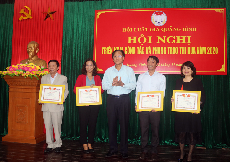 HLG tỉnh tặng giấy khen cho các tập thể và cá nhân đã có thành tích xuất sắc trong công tác Hội năm 2019.