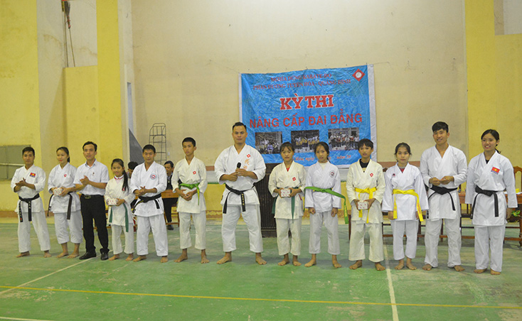 Huấn luyện viên Hà Đức Quyền (người đứng thứ 7 từ trái qua) cùng với võ sinh tại kỳ thi nâng cấp đai đẳng 