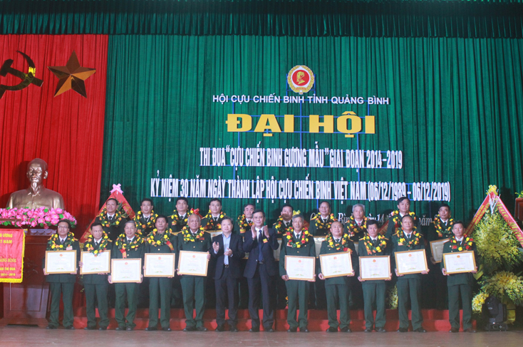 Đồng chí Trần Thắng, Phó Bí thư Thường trực Tỉnh ủy và đồng chí Nguyễn Tiến Hoàng, Tỉnh ủy viên, Phó Chủ tịch UBND tỉnh trao bằng khen của UBND tỉnh, tuyên dương các tập thể, cá nhân có thành tích xuất sắc trong phong trào thi đua “CCB gương mẫu”