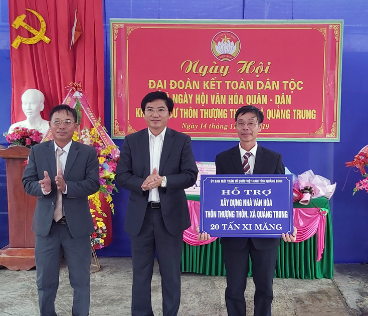 Thay mặt lãnh đạo tỉnh, đồng chí Trương An Ninh, Ủy viên Ban Thường vụ Tỉnh ủy, Bí thư Thị ủy Ba Đồn tặng 20 tấn xi măng cho KDC Thượng Thôn, xã Quảng Trung, Thị xã Ba Đồn.