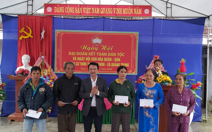 Lãnh đạo UBMTTQVN tỉnh tặng quà cho các hộ nghèo ở KDC Thượng Thôn, xã Quảng Trung
