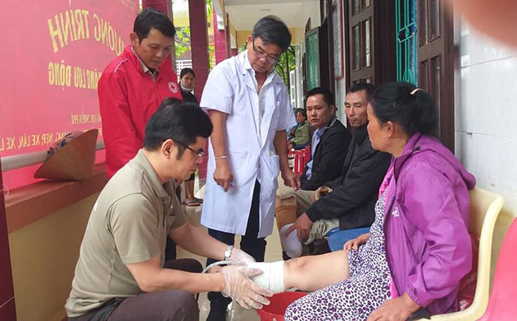 Kỹ thuật viên đúc mõm cụt chân giả cho người khuyết tật.
