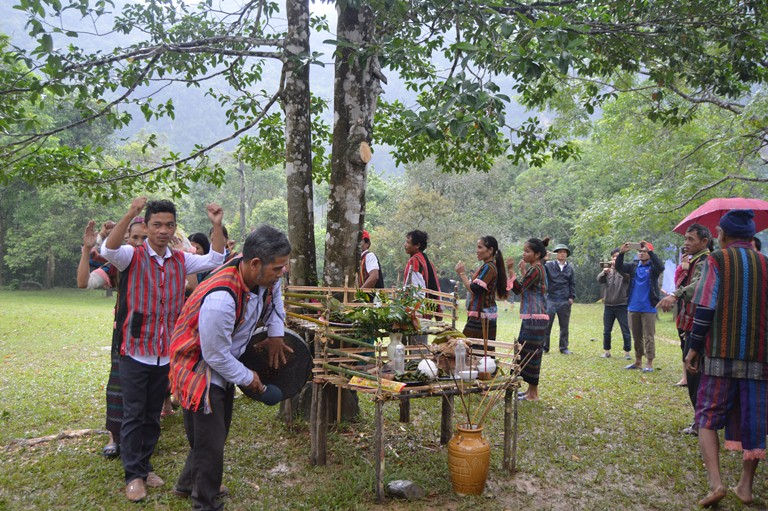 Sau phần lễ, tiếng cồng chiêng nổi lên, mọi người nối đuôi nhau thành vòng tròn lớn, cùng nhau múa hát…