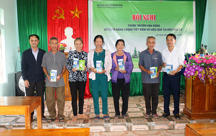Gần 300 bộ bóng đèn tiết kiệm điện được trao cho người dân thôn Tân Hội, xã Liên Trạch, huyện Bố Trạch