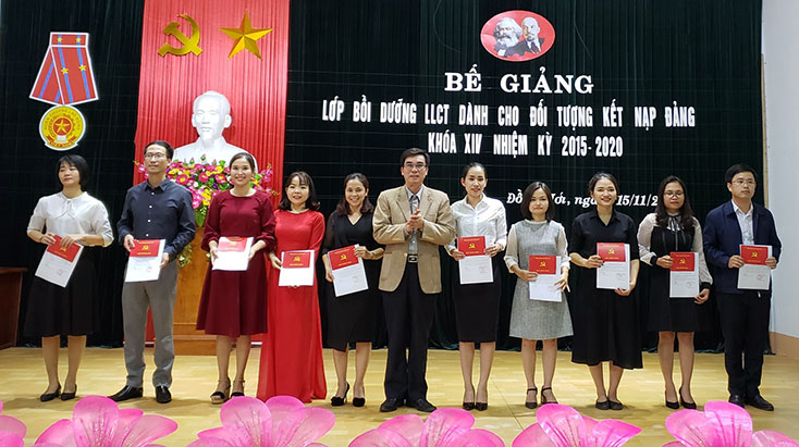 Ban Thường vụ Đảng ủy Khối các cơ quan tỉnh trao giấy chứng nhận cho các học viên đạt thành tích xuất sắc trong học tập và rèn luyện.