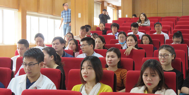 Cán bộ y tế tiếp thu những nội dung do tiến sỹ, bác sỹ Vũ Chí Dũng truyền đạt về tầm quan trọng của SLSS