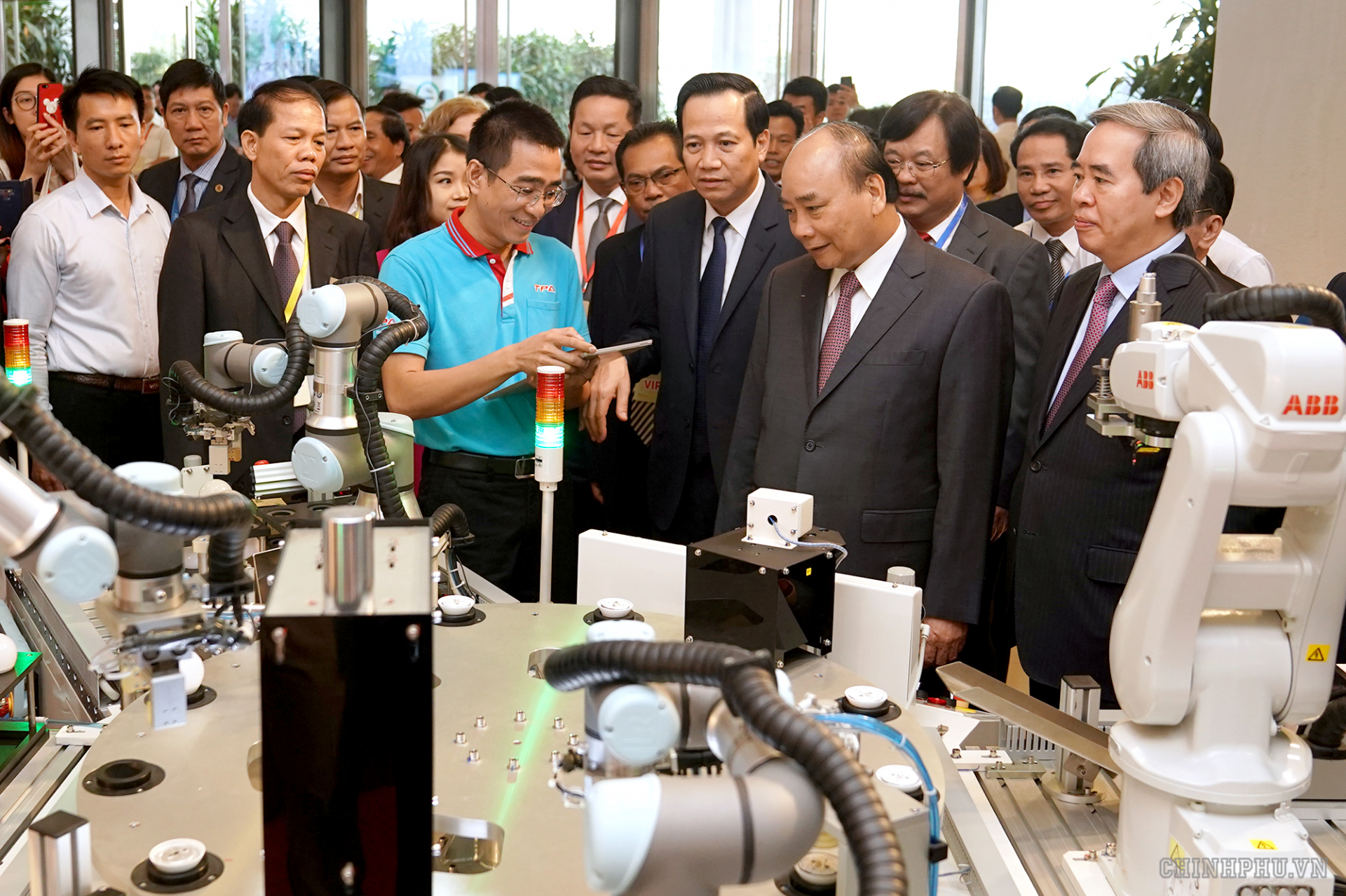  Thủ tướng Nguyễn Xuân Phúc và các đại biểu tham quan triển lãm kỹ năng nghề trong khuôn khổ sự kiện. Ảnh: VGP/Quang Hiếu