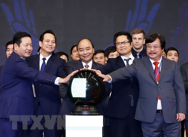 Thủ tướng Nguyễn Xuân Phúc và các đại biểu thực hiện nghi thức kết nối Nhà nước-Nhà trường-Doanh nghiệp trong giáo dục nghề nghiệp. (Ảnh: Thống Nhất/TTXVN)
