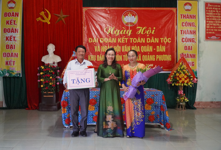 Đồng chí Phạm Thị Hân, Ủy viên Ban Thường vụ Tỉnh ủy, Chủ tịch Ủy ban MTTQVN tỉnh tặng hoa, quà chúc mừng nhân dân và cán bộ khu dân cư thôn Tô Xá.