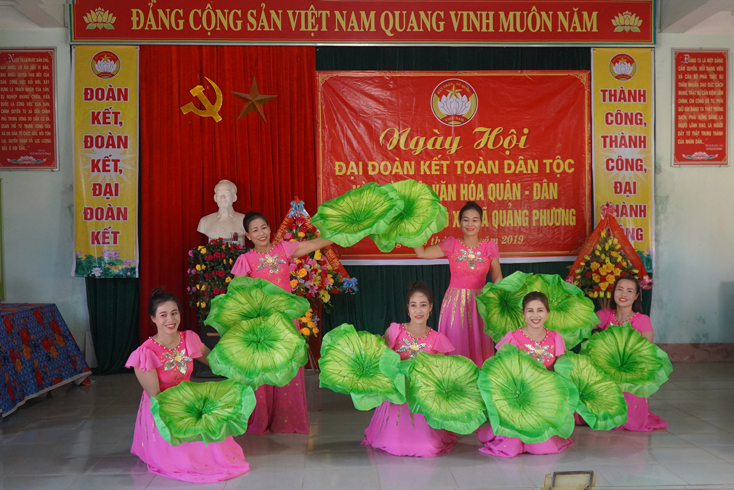 Tiết mục văn nghệ do chị em phụ nữ thôn Tô Xá biểu diễn. 