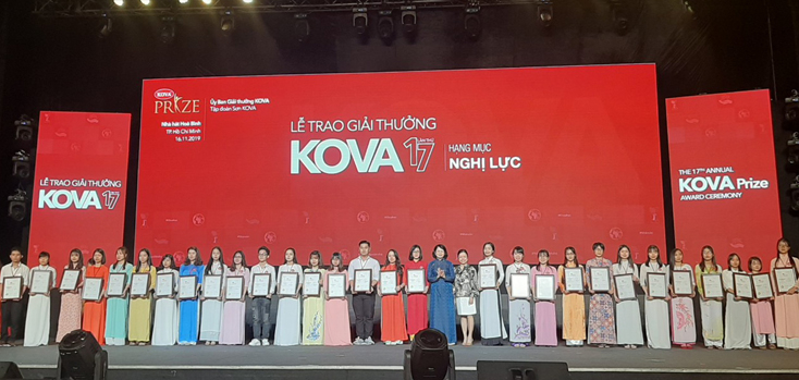 Phó Chủ tịch nước Đặng Thị Ngọc Thịnh trao thưởng cho các em sinh viên.