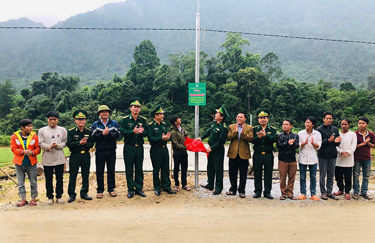Đồn BP Cà Xèng bàn giao công trình cho bà con trước sự chứng kiến của các cơ quan ban ngành địa phương.