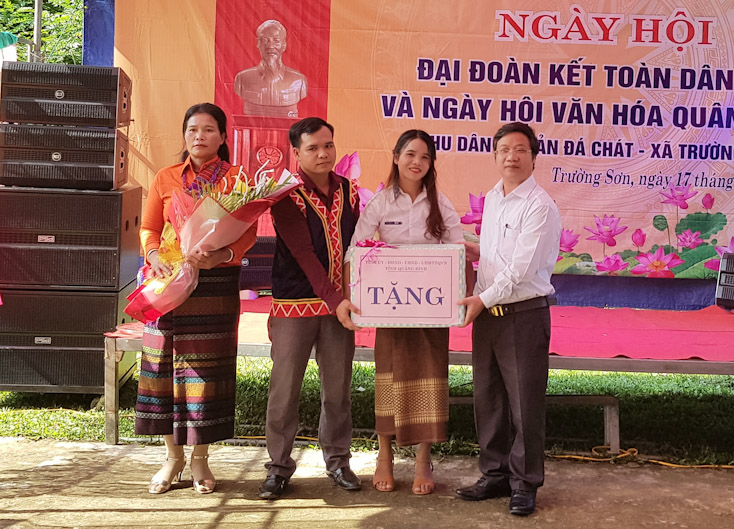 Đồng chí Cao Văn Định, Trưởng Ban Tuyên giáo Tỉnh ủy và tặng quà cho nhân dân bản Đá Chát.