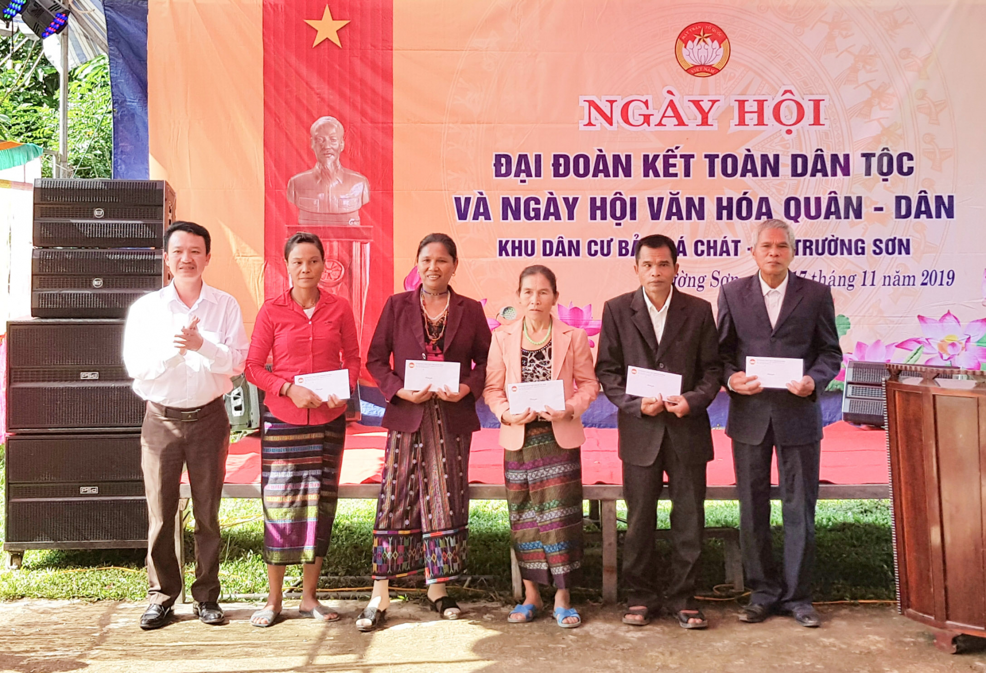 Đại diện lãnh đạo Ủy ban MTTQVN tỉnh tặng quà cho nhân dân bản Đá Chát.