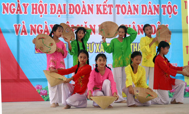 Một tiết mục văn nghệ của các cháu học sinh xã Thạch Thạch tham gia ngày vui đại đoàn kết.