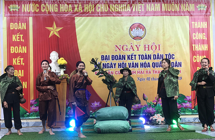 Tiết mục văn nghệ đặc sắc tại “Ngày hội ĐĐKTDT” gắn với “Ngày hội văn hóa quân-dân” thôn Thanh Hải, xã Thanh Trạch, huyện Bố Trạch. 