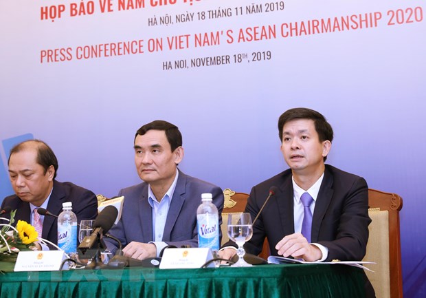  Thứ trưởng Bộ Văn hóa, Thể thoa và Du lịch Lê Quang Tùng, Trưởng Tiểu ban Tuyên truyền-Văn hóa trả lời câu hỏi của các phóng viên. (Ảnh: Lâm Khánh/TTXVN)