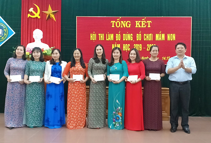 Ban tổ chức trao giải cho các thí sinh xuất sắc