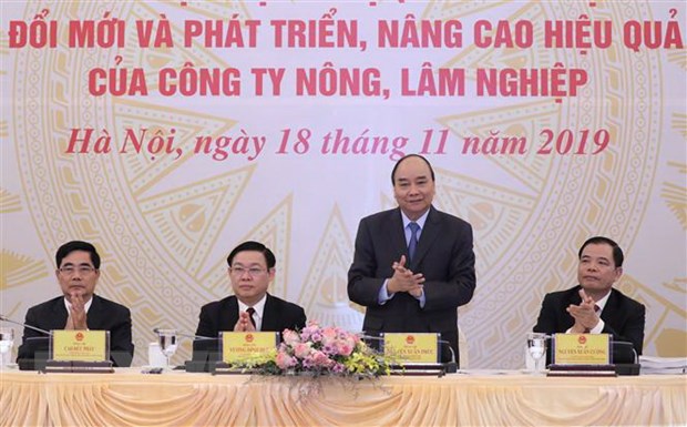 Thủ tướng Nguyễn Xuân Phúc cùng Phó Thủ tướng Vương Đình Huệ, Bộ trưởng Bộ Nông nghiệp và Phát triển Nông thôn Nguyễn Xuân Cường, Phó Trưởng Ban Kinh tế Trung ương Cao Đức Phát điều hành hội nghị. (Ảnh: Thống Nhất/TTXVN)