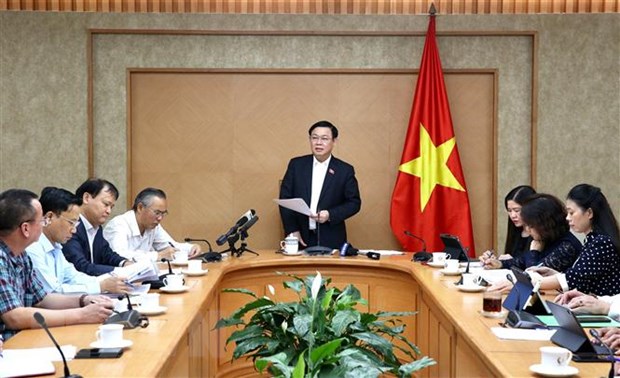  Phó Thủ tướng Vương Đình Huệ chủ trì cuộc họp. (Ảnh: Dương Giang/TTXVN)