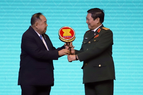  Bộ trưởng Ngô Xuân Lịch nhận biểu trưng cho vai trò Chủ tịch ADMM và ADMM+ từ Đại tướng Prawit Wongsuwan, Phó Thủ tướng Thái Lan. Ảnh QĐND
