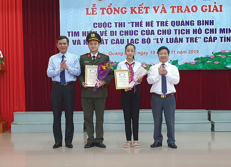 Trao giải nhất cho Thượng úy Trần Viết Thành, Đoàn thanh niên Công an tỉnh và giải nhất khối học sinh THCS, THPT cho em Nguyễn Hà Linh, lớp 6D, Trường THCS số 1 Bắc Lý, thành phố Đồng Hới