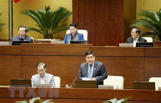 Bộ trưởng Bộ Kế hoạch và Đầu Tư Nguyễn Chí Dũng giải trình làm rõ vấn đề đại biểu Quốc hội nêu. (Ảnh: Phương Hoa/TTXVN)