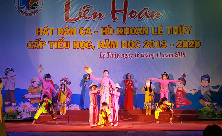 Một tiết mục của các em học sinh tại liên hoan. 