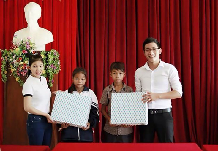 Thầy Hùng cùng nhóm thiện nguyện luôn sẵn sàng giúp đỡ những học sinh có hoàn cảnh khó khăn vươn lên trong học tập. 
