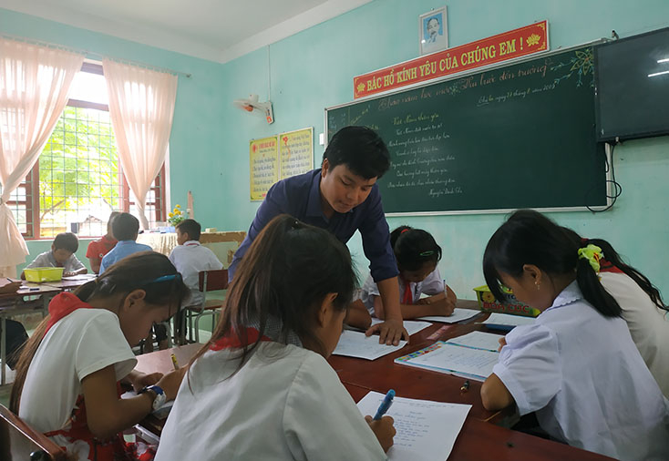 Thầy giáo Trương Bá Thiểu luôn tận tình với học trò vùng cao. 