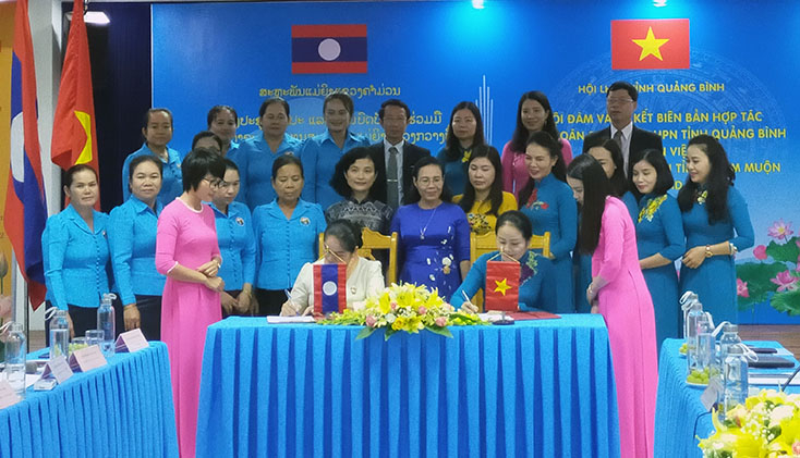 Đại diện lãnh đạo Hội LHPN tỉnh Quảng Bình và Hội LHPN tỉnh Khăm Muộn ký kết biên bản ghi nhớ.