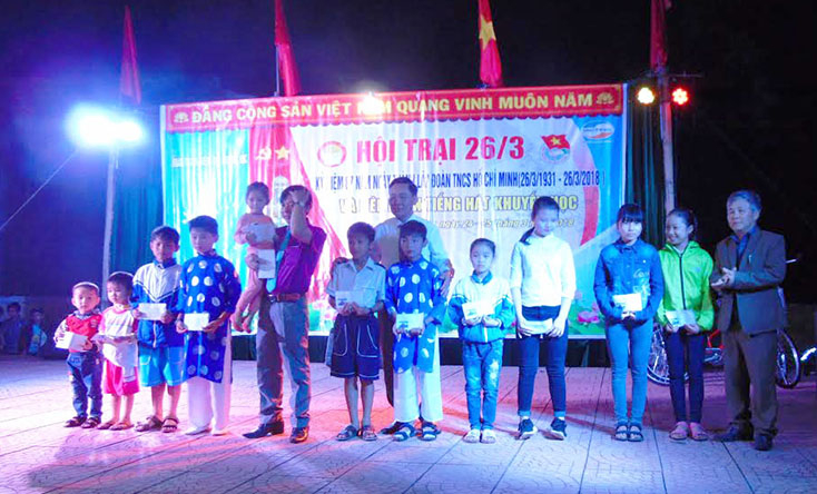 Hội Khuyến học xã Tân Thủy thường xuyên động viên, khen thưởng các học sinh vượt khó vươn lên trong học tập. 