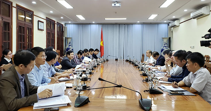 Đồng chí Nguyễn Xuân Quang, Phó Chủ tịch Thường trực UBND tỉnh làm việc với Đoàn công tác WB về Dự án Môi trường và Biến đổi khí hậu thành phố Đồng Hới.
