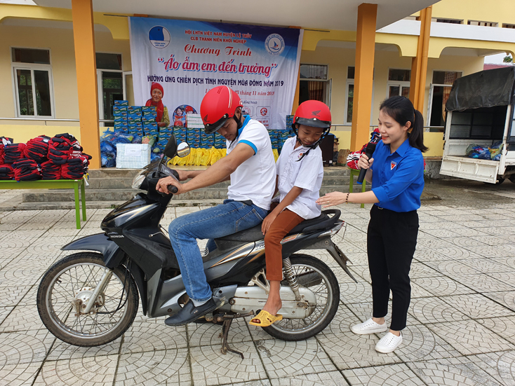 Tuyên truyền luật giao thong cho các em học sinh