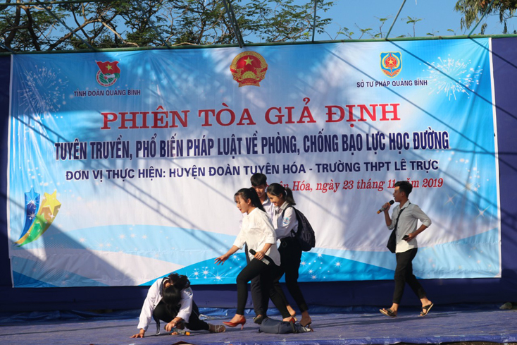 Một tình huống trong trong phiên tòa giả định “Tuyên truyền, phổ biến pháp luật về phòng, chống bạo lực học đường” tại Trường THPT Lê Trực