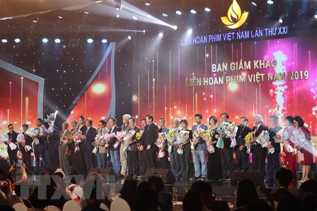 Ban tổ chức tặng hoa các giám khảo trong Liên hoan Phim Việt Nam lần thứ 21. (Ảnh: Ngọc Sơn/TTXVN)