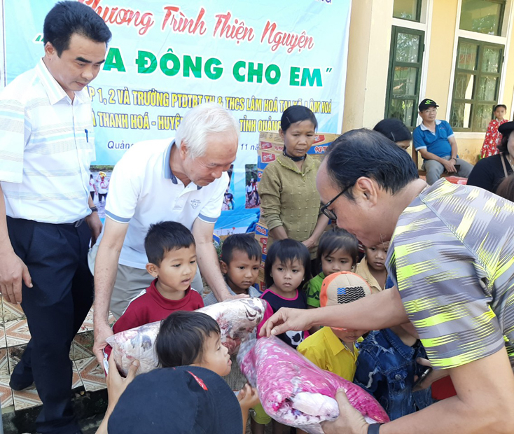 Các cháu điểm trường mầm non bản Bách Tài nhận quà tặng của Chương trình thiện nguyện  