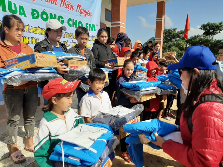 Trao quà cho học sinh tiểu học và THCS Lâm Hóa.