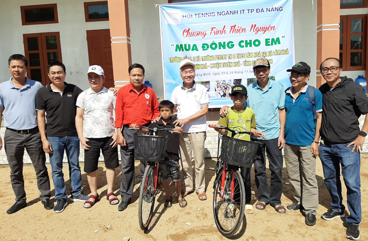 Các em học sinh có hoàn cảnh đặc biệt khó khăn được tặng xe đạp để đường đến trường gần hơn.