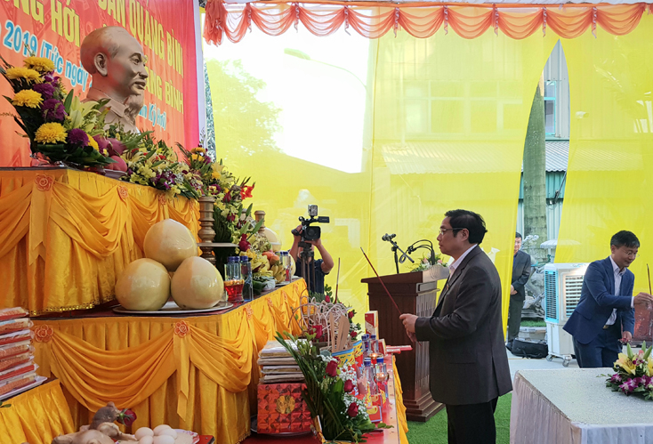 Đồng chí Phạm Minh Chính, Trưởng ban Tổ chức Trung ương dân hương tại buổi lễ.