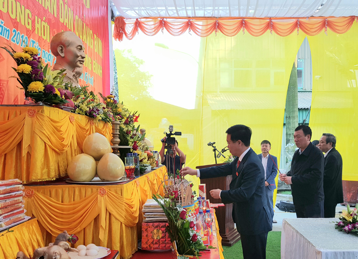 Đồng chí Võ Văn Thưởng, Trưởng ban Tuyên giáo Trung ương dân hương tại buổi lễ.