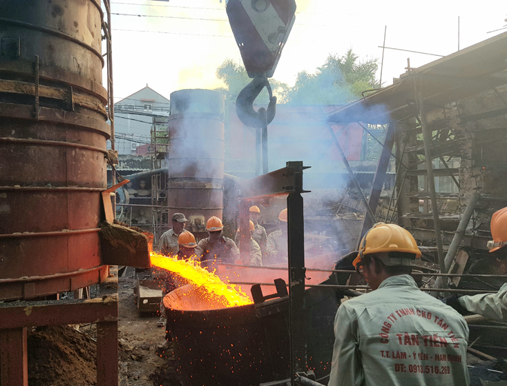 Những mẻ hợp kim đồng đầu tiên được nung chảy.