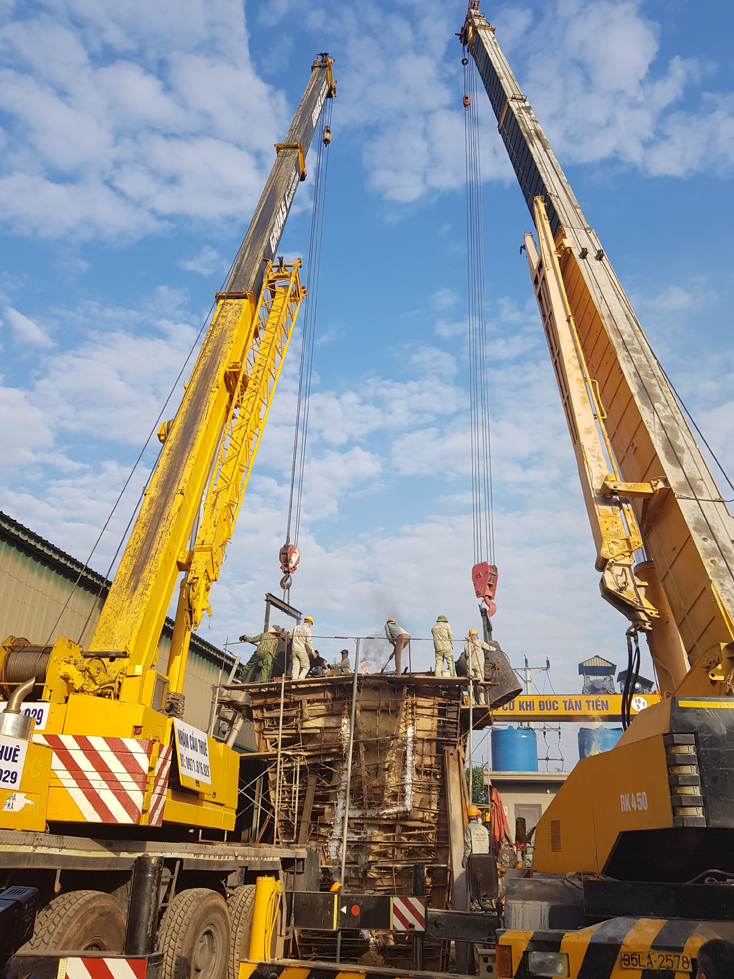 Đơn vị thi công rót hợp kim đồng vào khuôn tượng đài Chủ tịch Hồ chí Minh với nhân dân Quảng Bình.