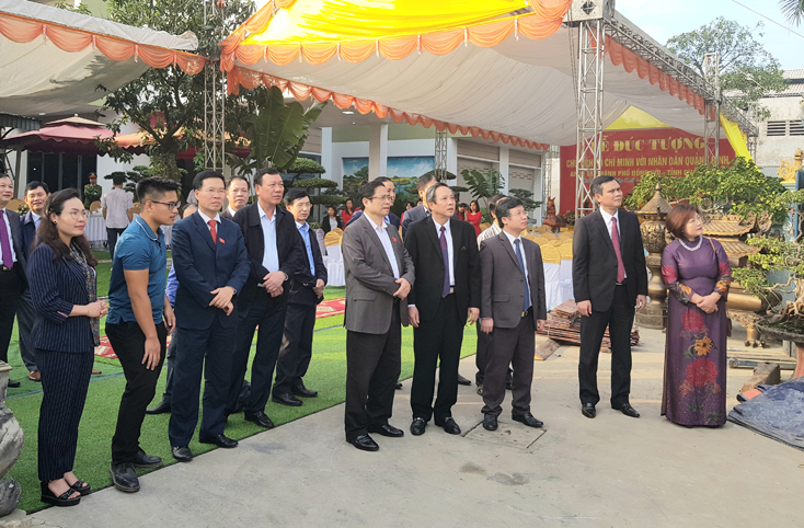 Các đại biểu chứng kiến hình ảnh đơn vị thi công rót hợp kim đồng tan chảy vào khuôn tượng đài Chủ tịch Hồ Chí Minh với nhân dân Quảng Bình.