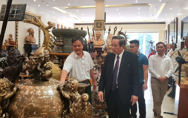 Đồng chí Hoàng Đăng Quang, Bí thư Tỉnh ủy tham quan sản phẩm của Doanh nghiệp tư nhân cơ khí đúc Tân Tiến (đơn vị đảm nhận việc đúc tượng đài Chủ tịch Hồ Chí Minh với nhân dân Quảng Bình)..