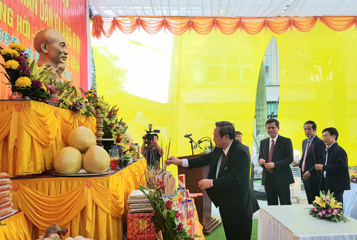 Đồng chí Hoàng Đăng Quang, Bí thư Tỉnh ủy dâng hương tại buổi lễ.
