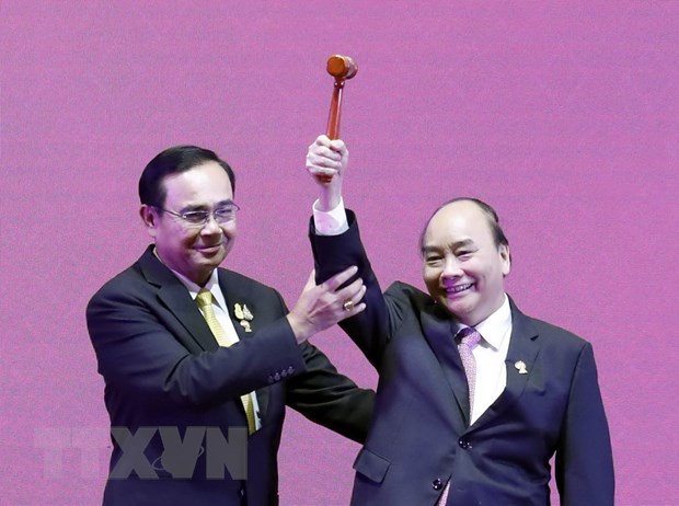 Thủ tướng Nguyễn Xuân Phúc nhận búa Chủ tịch ASEAN từ Thủ tướng Thái Lan Prayuth Chan-o-cha. (Ảnh: Thống Nhất/TTXVN)