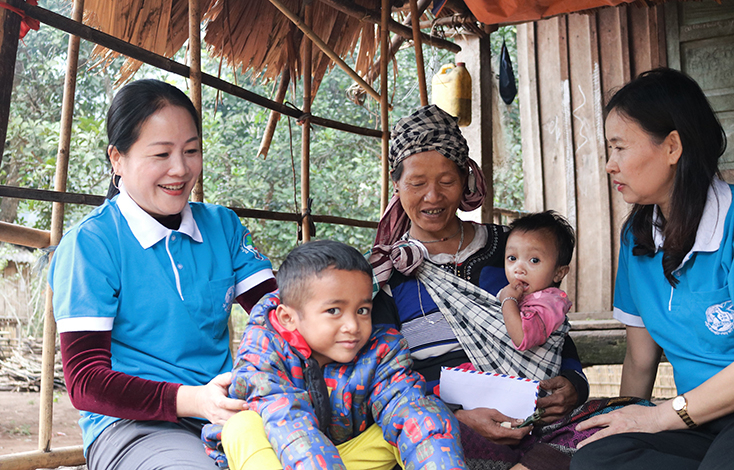 Đại diện lãnh đạo Hội LHPN tỉnh thăm và tặng quà cho các gia đình có hoàn cảnh khó khăn xã Thượng Trạch.